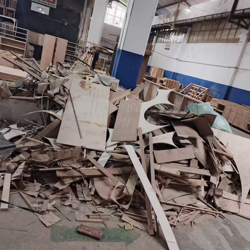 Sampah produksi plywood yang dibuang